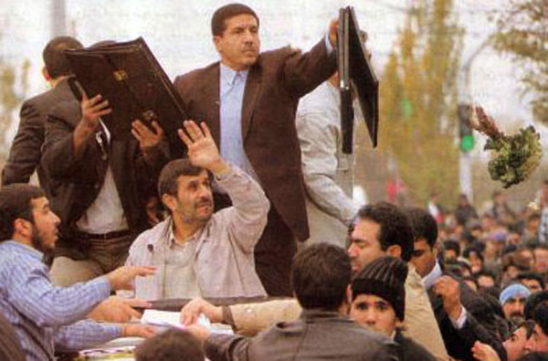 پرتاب کلم به سوی احمدی‌نژاد + عكس