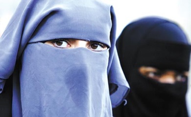 نخست وزیر استفاده از برقع و نقاب را ممنوع اعلام کرد
