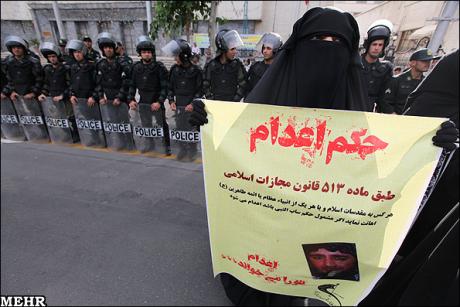 تجمع لباس شخصی‌ها مقابل سفارت آلمان و درخواست استرداد نجفی+ عكس