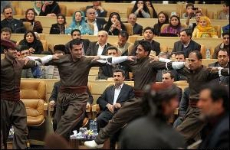 مکارم شیرازی: دولت دختران را به رقص واداشته 